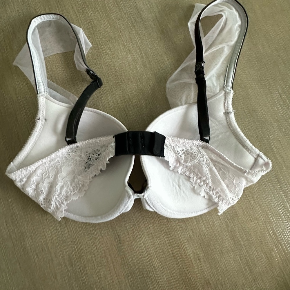 Victoria's Secret White Lace Bra with Black Accents - Picture 4 of 7
